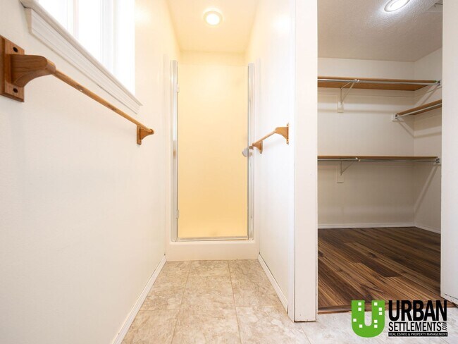 Building Photo - West Hills Gem – Space, Style & Prime Location!