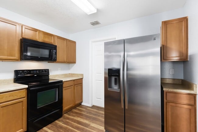 Building Photo - Charming Home Awaits: Spacious & Modern Living in a Prime Location