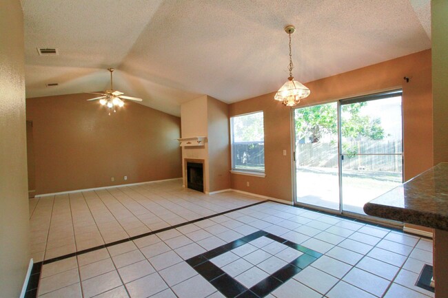 Building Photo - 3 Bedroom, 2 Bath Home in Pflugerville