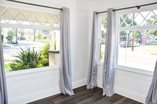 Building Photo - Grand (384-394) South