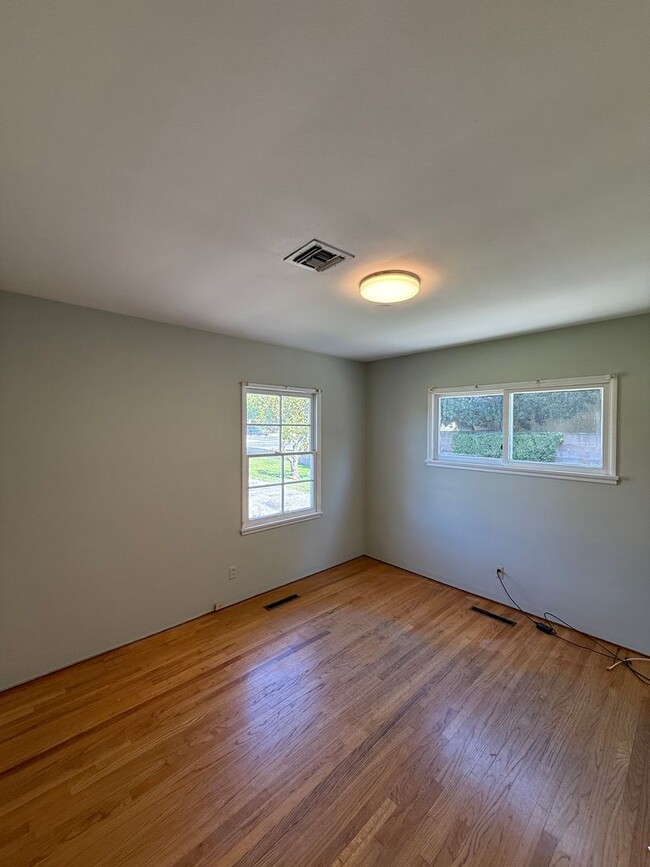 Building Photo - Beautiful, Ranch-Style, 4 Bedroom, 2 Bathroom Northridge Home Available For 1 Year Lease