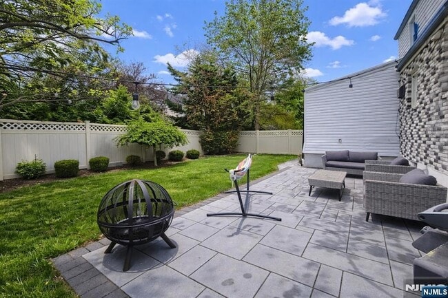 Building Photo - 103 E Cedar Ln