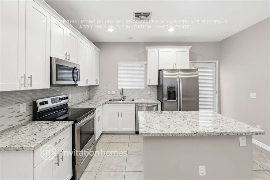 Building Photo - 327 S Travis
