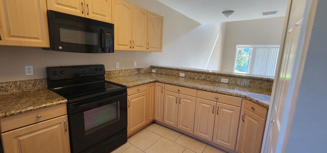 Building Photo - 3 Bedroom 2 Bath Lakefront Townhouse