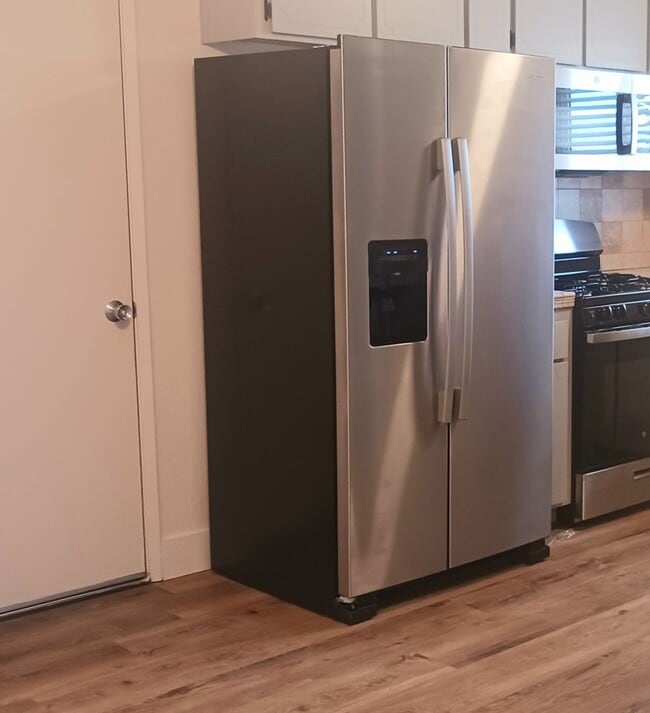 Building Photo - Updated 3 bedroom with A/C and Yard