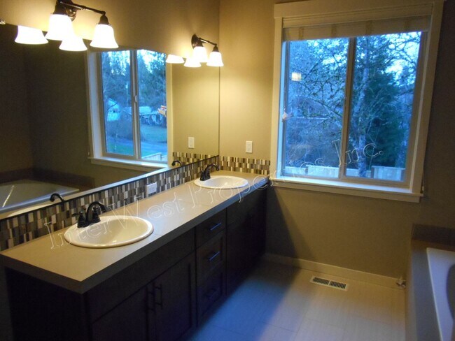Building Photo - 3+ BED 2.5BA TIGARD HOME WITH DEN, SOAKER ...