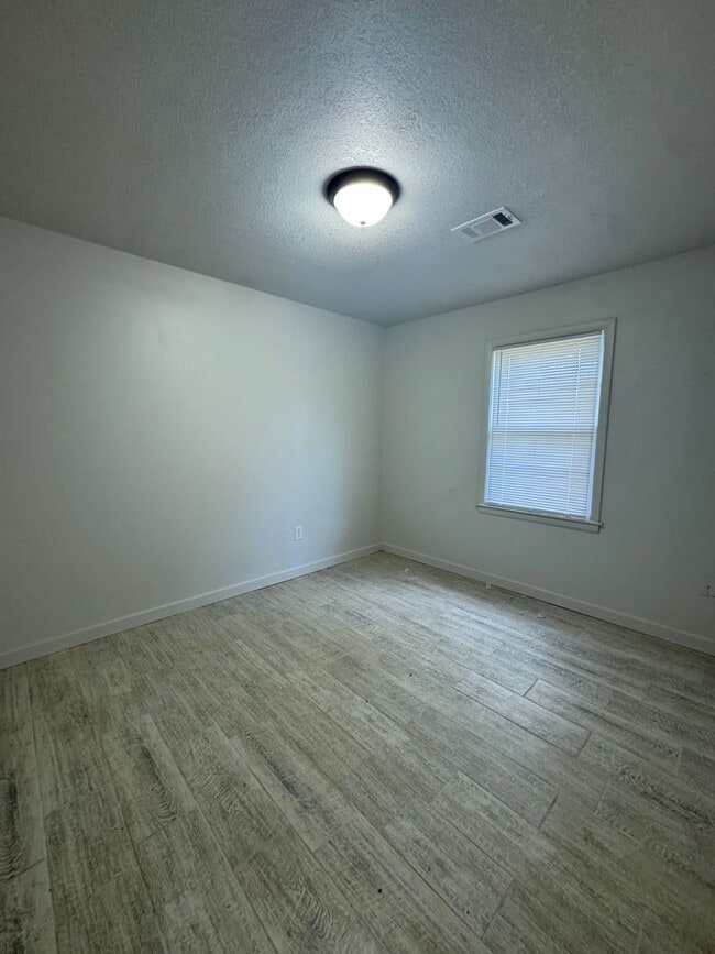 Building Photo - 3 Bed / 1 Bath in Trumann Available Now.