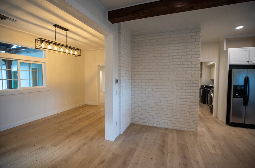 Building Photo - 384 Crazy Horse Canyon Rd