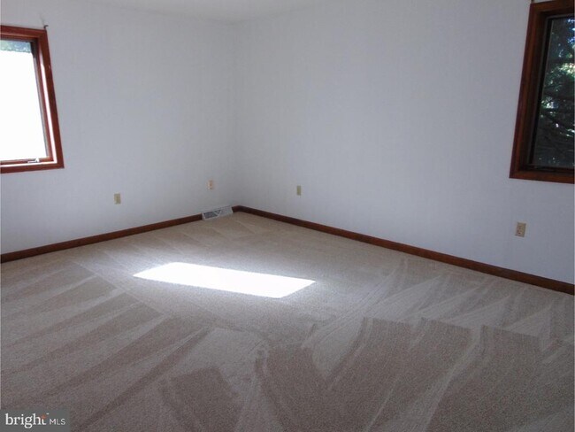 Building Photo - 1175 Osborne Rd