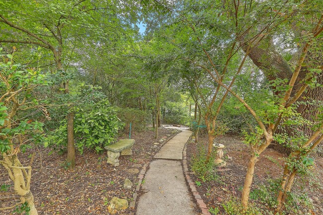 Building Photo - Single Family Home in Park Circle!