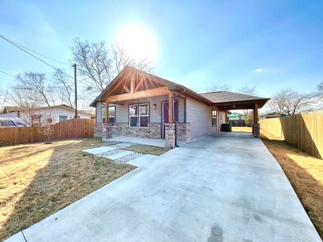 Building Photo - Modern Home With Covered Patio & Fenced Yard!