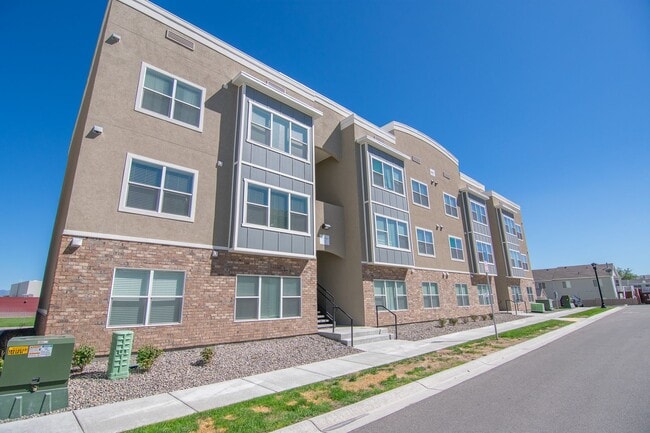 Building Photo - Up to one month free! 1-Bedroom Condos at ...
