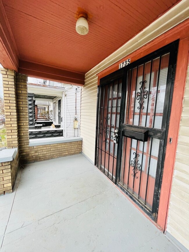 Building Photo - Two Bedroom House with Detached Garage-Section 8 Accepted