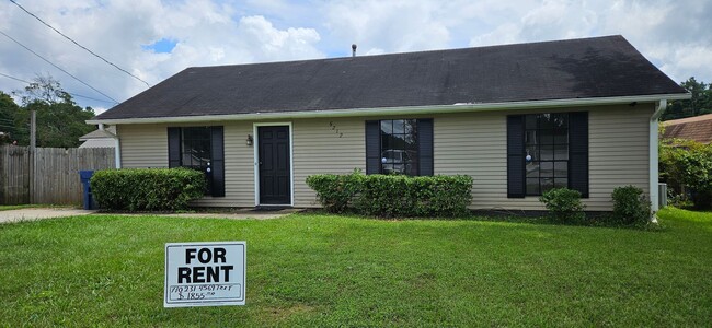 Building Photo - Cozy house on cul-de-sac walking distance ...