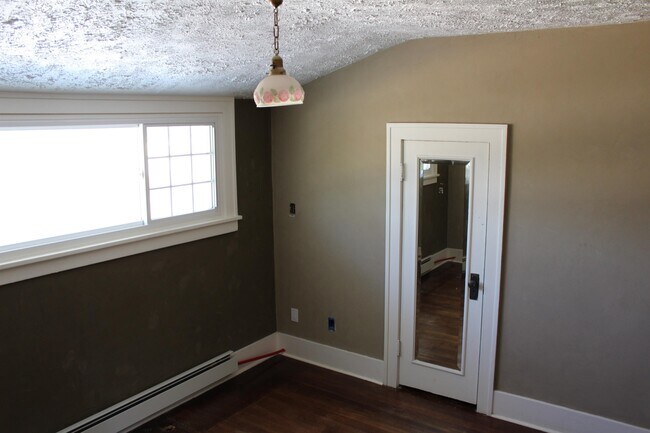 Building Photo - 818 D St