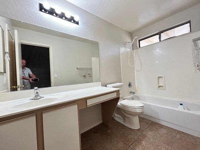 Building Photo - Charming Pocket Neighborhood.