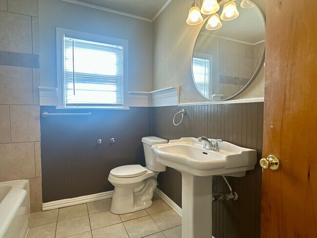 Building Photo - Spacious 3/2 on a Corner Lot!