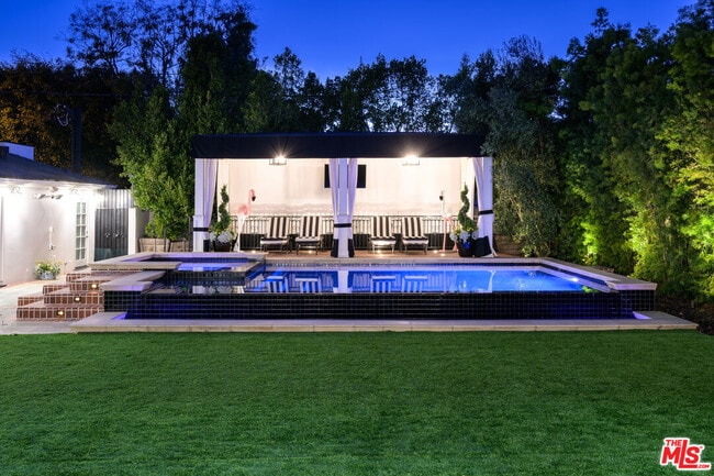 Building Photo - 9885 Carmelita Ave