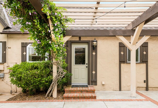 Charming pergola with patio lights - 2173 San Pasqual St