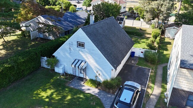 Building Photo - Spacious 2 Bedroom, 1 Bathroom (Full House - Rental)