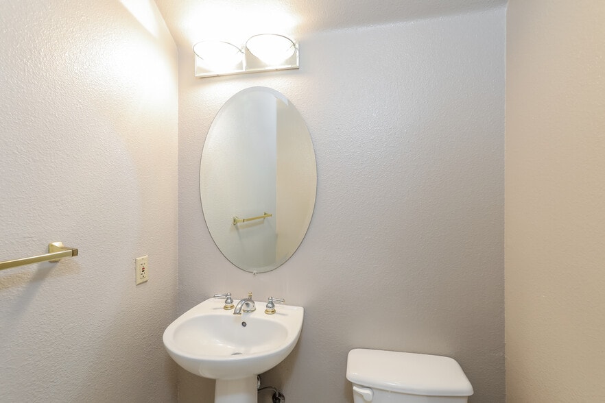 Building Photo - 572 Blackwood Ter
