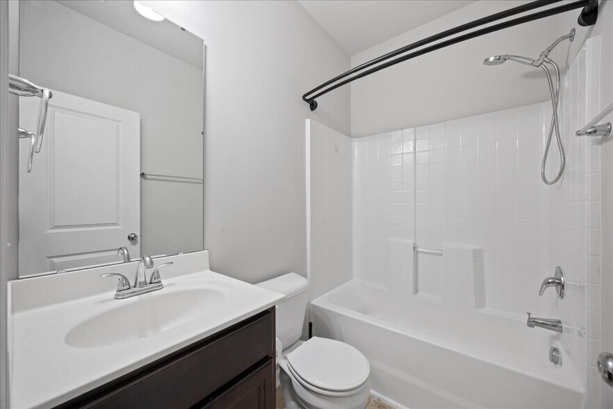 Building Photo - 8860 Commons Townes Dr