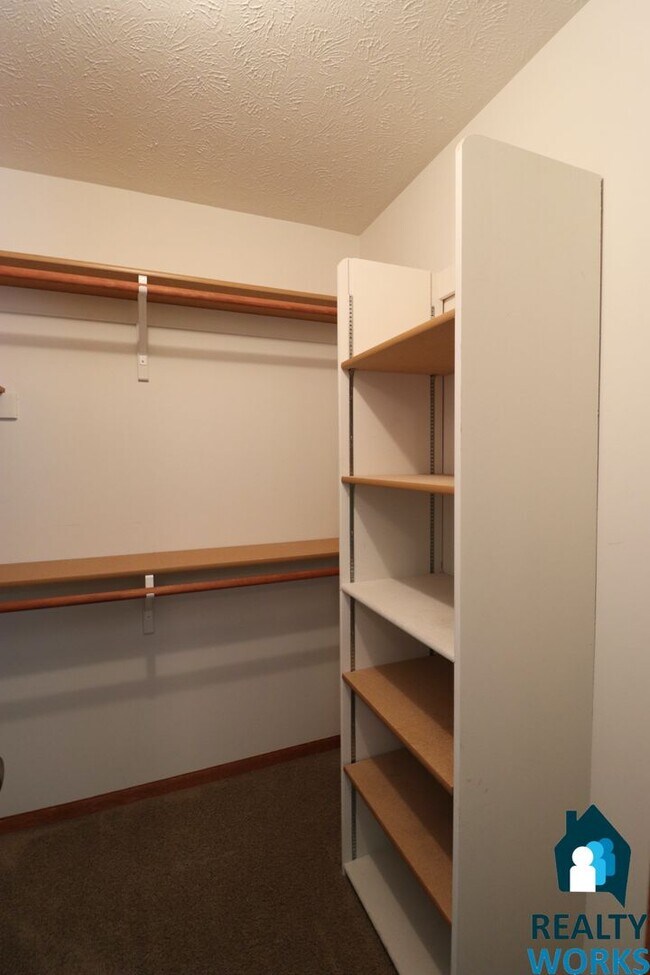 Building Photo - Large 3 Bedroom Town Home!