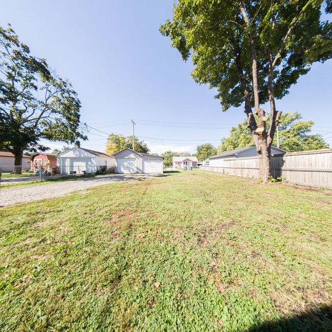 Building Photo - 2 Bedroom 1 Bath 1 Stall Garage For Rent