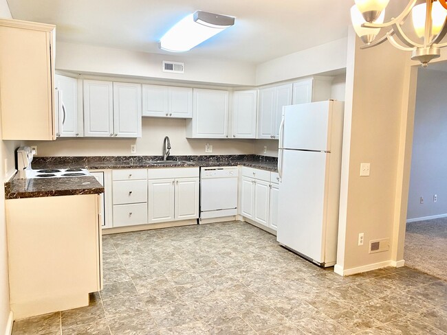 Building Photo - Spacious 2 Bed 2 Bath! Pets Welcome!  No S...