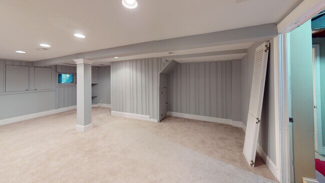 Building Photo - Spacious Three Bedroom Home W/Backyard, Ba...