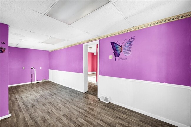 Building Photo - 102 N Cedar Ave