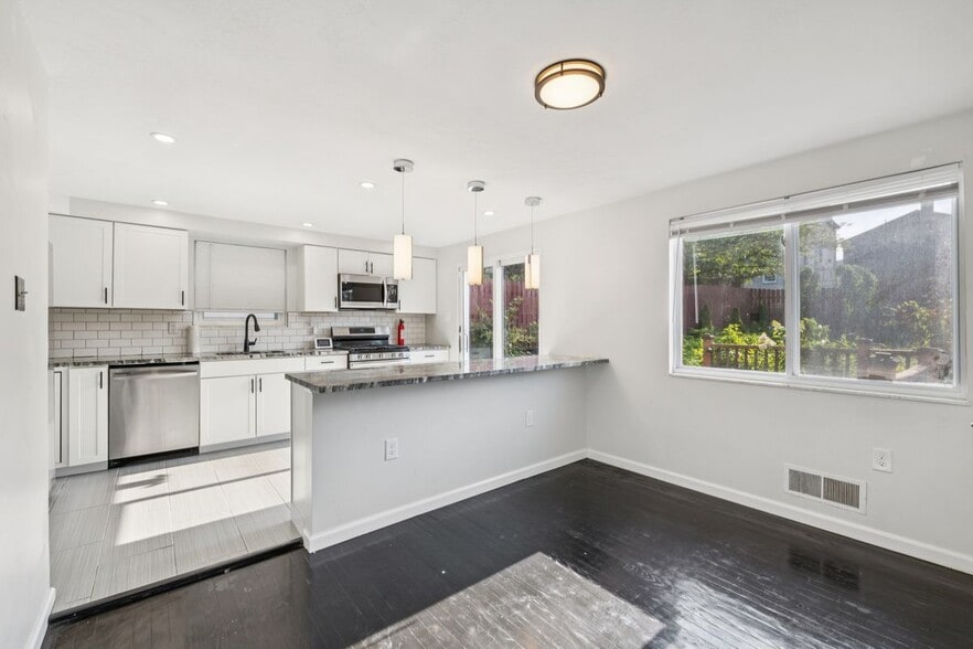 Building Photo - 1611 Alverado Ave