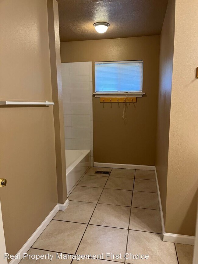Building Photo - 3 br, 2 bath House - 601 Cedar Lane