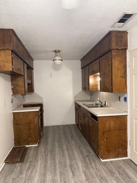 Kitchen - 117 Westway Dr
