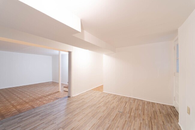 Building Photo - 50's Rambler with 5 BR & 3 BA in One of the Best Locations in Arlington