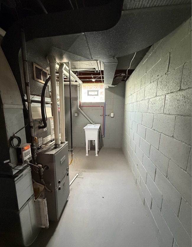 Building Photo - Adorable 3 Bedroom, 2 Bathroom Home with Garage & Off-Street Parking