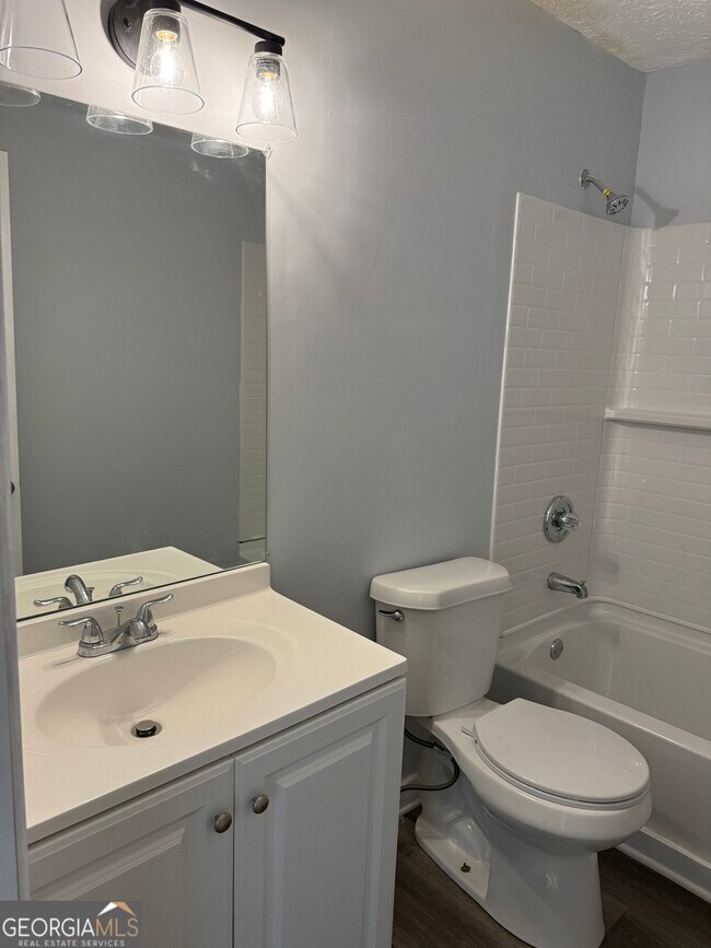 Building Photo - 453 Azalea Dr