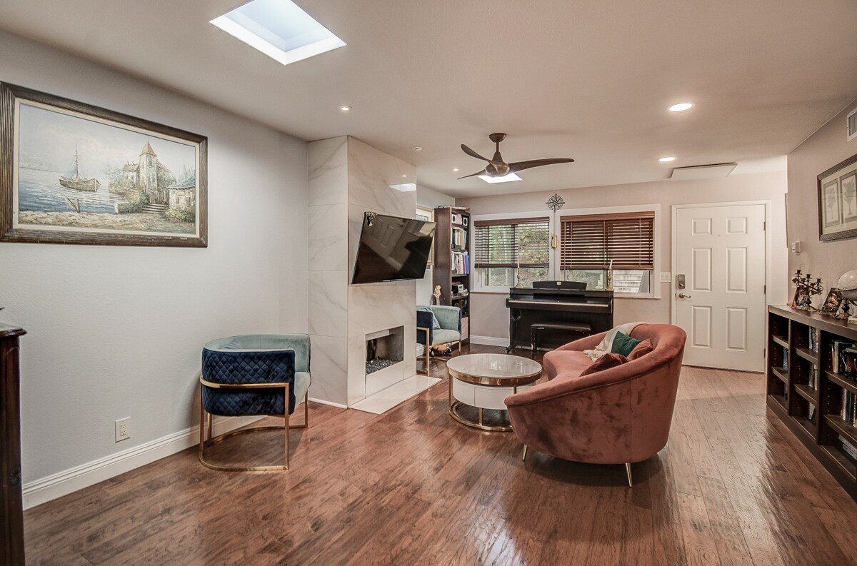 Building Photo - 11 Seamist Ct