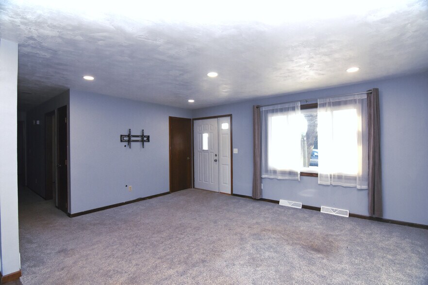 Building Photo - 3540 N Gillett St