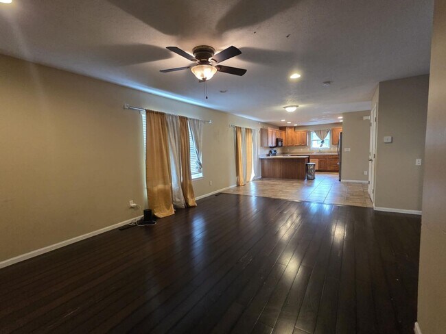 Building Photo - Large family corner lot home for rent!