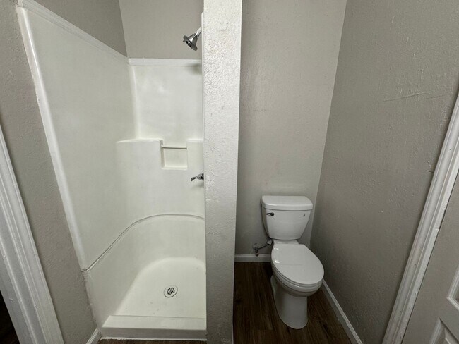 Building Photo - $1125- 3 room 2 bath - Single Family Home ...