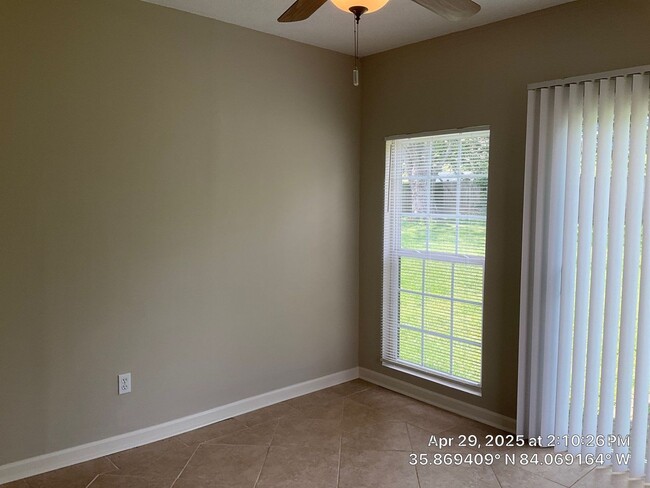 Building Photo - 3 Bedroom / 2.5 Bath House Available Now