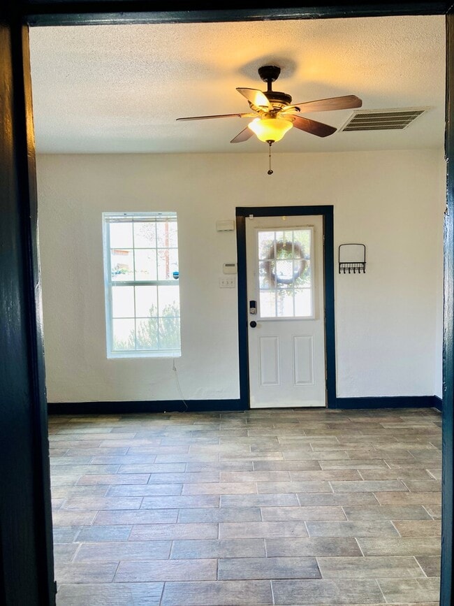 Building Photo - 104 E Waco St