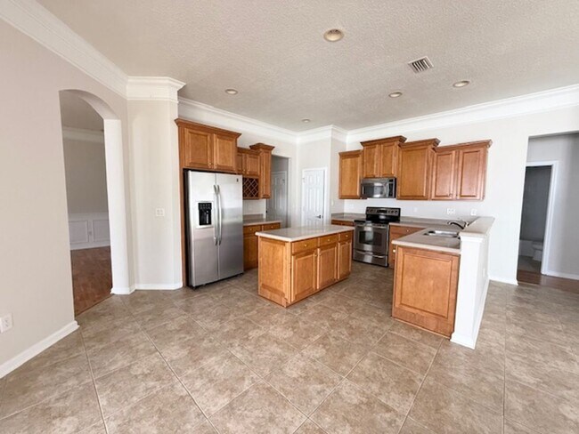 Building Photo - Spacious and well-appointed 4-bedroom, 3.5...