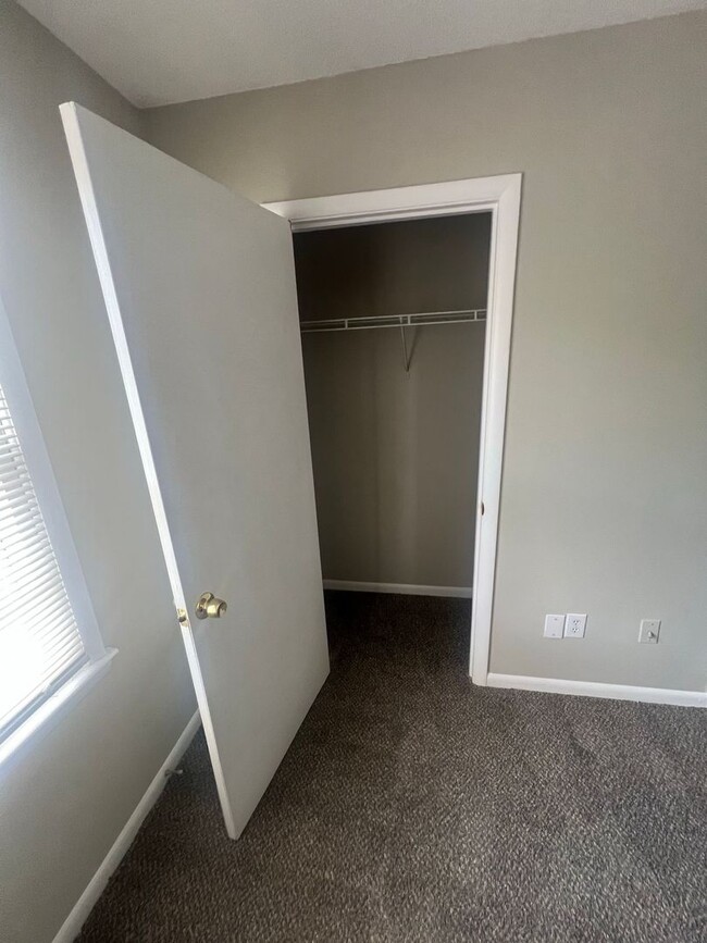 Building Photo - READY NOW!! 2 bedroom 1.5 bathroom in Snel...