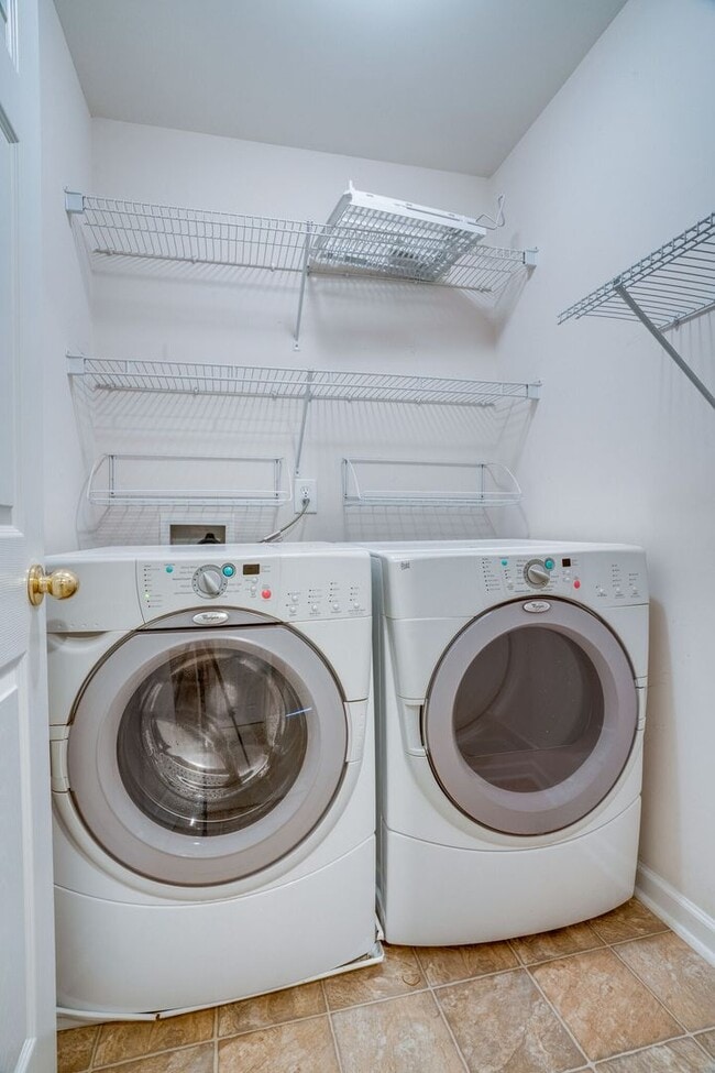 Building Photo - AVAILABLE NOW! 3- or 4-bed/3.5-bath in Bre...