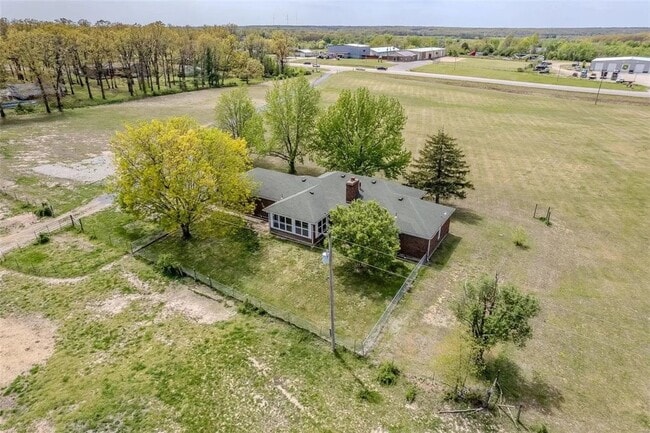Building Photo - 3 Bedroom 2 Bathroom Home & 21 Acre Lot for rent.