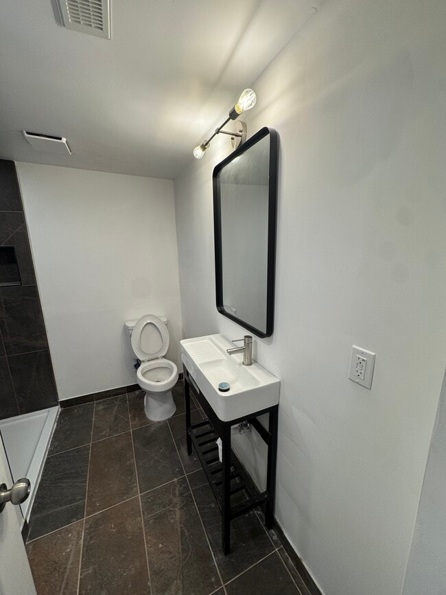 Building Photo - 839 S Jackson St