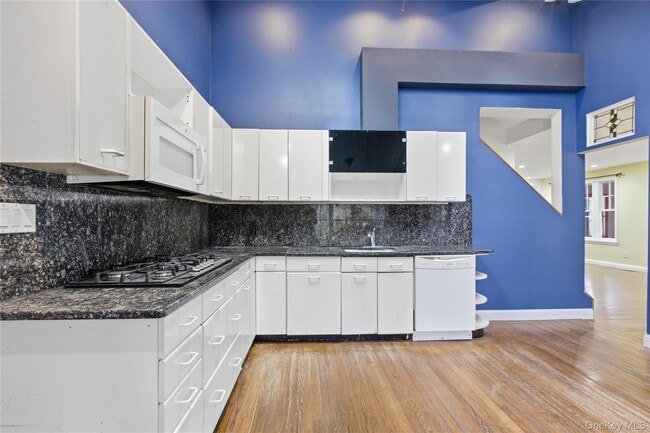 Building Photo - 62 Van Wyck St