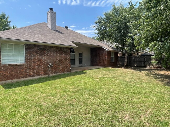 Building Photo - Beautiful Home in Edmond Community